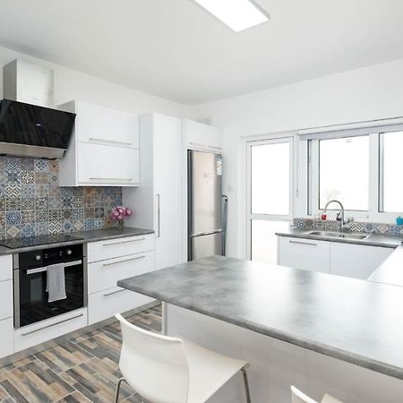 Happy Stay Apartment - Halefka Court Larnaca Bagian luar foto