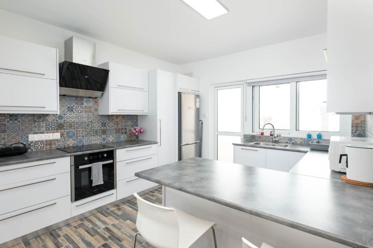 Happy Stay Apartment - Halefka Court Larnaca Bagian luar foto